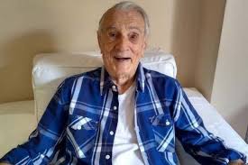 De acordo com o atestado de óbito, ele teve falência de múltiplos órgãos. Vzpekquq5xs0sm