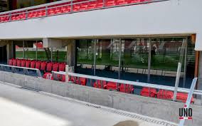 El estadio tiene además, vestuarios con hidromasajes, polideportivo, museo y bar temático. Estadio Uno No Twitter El Bar Tematico De La Avenida 1 Comienza A Tomar Forma Se Colocaron Los Cristales De Carpinterias Que Dan Hacia El Campo De Juego 9n 4 3