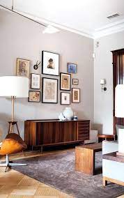 vintage woonkamer met houten dressoir en fotomuur mid century modern living room minimalism interior mid century modern living