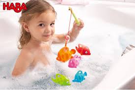 → um die wette laufende jungen. Fische In Der Badewanne Mit Dem Angelset Spritzefische Konnen Die Kleinen In Der Badewanne Nach Belieben Fischen Und Angeln Ein Angelset Wasserspielzeug Haba