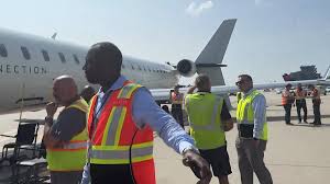 Video shows panicked Delta fliers fleeing small plane at Atlanta airport  after massive jet smashed into its wing tip on runway | Daily Mail Online
