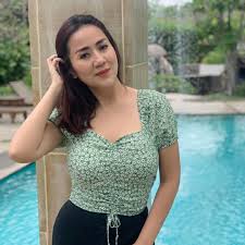 Tante Ernie Pemersatu Bangsa Pernah Ngaku Di Dm Pejabat Beristri Waduh Siapa Lamongan Today