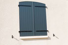 s abriter du soleil derriere les volets objectif home sweet home couleurs de volets volet exterieur volet