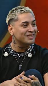 El escritor Daniel Colino y Hugo Fattoruso presentan el libro ''Música en  las manos'' 📚🗣️''Trabajo con Hugo haciendo giras por el interior y  siempre vamos charlando, me cuenta cosas, yo después las