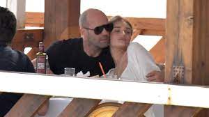 Schauspieler jason statham war schon als kind überaus aktiv und hüpfte aus seinem diese physische dna ist also schon immer ein teil unserer familie gewesen, erklärte er. Supersuss Kuschel Pics Von Jason Statham Und Rosie Im Urlaub Promiflash De