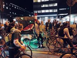 Dünyanın üç yüzden fazla şehrinde, genellikle her ayın son cuma günü düzenlenir. Critical Mass Zurich Oktober 2019