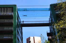 The pool will be 27 metres long with a 20cm glass base and suspended 10 storeys above ground. Sa36yt0hylckhm