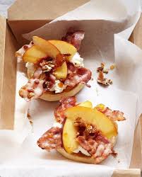 Muffins Bacon Peche Et Cream Cheese Pour 4 Personnes Recettes Elle A Table Recette Alimentation Recettes De Cuisine Brunch