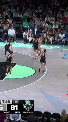 Kelsey Mitchell attacking the defense on the drive., do AI tạo