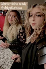 I just want you to guess who I am 😉 #liliac #googoodolla #iris  #singingchallenge #guess #siblings #rocknroll