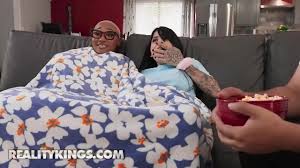 REALITY KINGS - Sadie Pop, Thick Ass Daphne - Fucking Around Behind My  Boyfriends Back -15-30 min - XNXX.COM