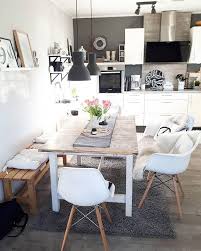 So Gemutlich Und Kuschelig Kann Nur Ein Fell Sein Auch Im Esszimmer Durfen Die Trendigen Felle Wie Wohnung Esszimmer Kleines Essen Innenarchitektur Wohnzimmer