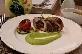 Acum ne vom ocupa de umplutura: Rulada De Iepure Cu Ciuperci Si Cascaval Bucataresele Vesele