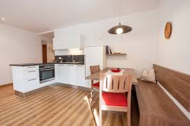 In diesen kleinen wohnungen, von denen jede unter 50 quadratmetern misst, hat die notwendigkeit, einen bewohnbaren raum zu schaffen, zur erfindung des stils. Wohnung Nr 4 Unsere Apartments Weingut Apartments Steflhof In Kaltern An Der Sudtiroler Weinstrasse