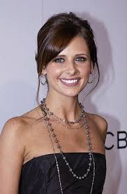 Sarah Michelle Gellar With Her Briefly Dark Hair Sarah Michelle Gellar Sarah Michelle Gellar Buffy Hairstyle