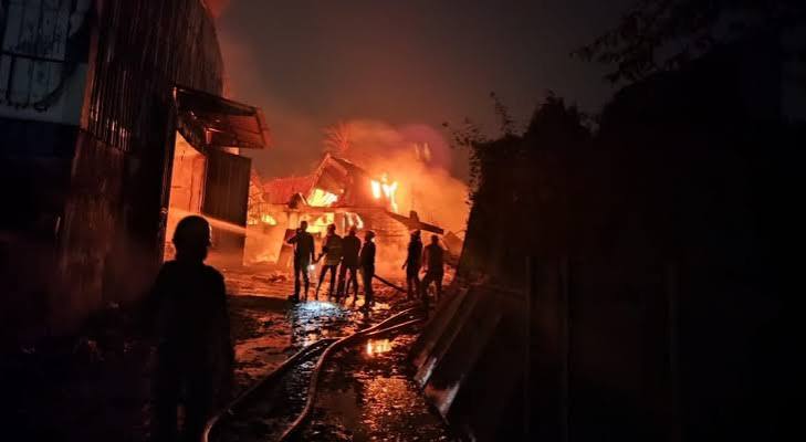 নাজিরাবাদের গোডাউনে বিধ্বংসী আগুনে ৩ জনের মৃত্যু, এখনও নিখোঁজ অনেকে - Bartaman Patrika