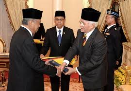 Rakyat makin sayang pada pemimpin ketua menteri sarawak iaitu tan sri adenan satem. Adenan Satem Angkat Sumpah Sebagai Ketua Menteri Semasa Mstar