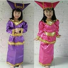 Tidak hanya suku minangkabau saja, kita juga sebagai warga indonesia yang baik patut untuk melestarikan keragaman budaya yang kita miliki. Pakaian Adat Dari Daerah