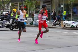 The latest tweets from @bashirabdi7 Bashir Abdi Und Sir Mo Farah Sind Wahrend Des 2019 Chicago Marathons Lange Nebeneinander Gelaufen Sir Mo Wurde Aber Am Ende Achter Abdi Wurde Funfter Und Erster Der Europaer Creative Commons Bilder