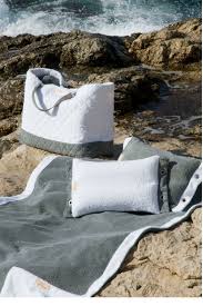 Ce drap de bain sera idéal pour vous y emmitoufler à la sortie du bain. Serviette De Plage Chic En Eponge Ultra Epaisse Gris Blanc Piment De Mer