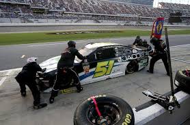 How much does a high performance mechanic make? Two Women Change Nascar While Changing Tires The New York Times