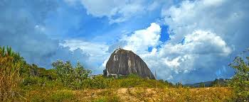 To reach the top of the rock and enjoy its 360° view, you have to climb 740 steps that take approximately 45 to 55 minutes, depending on the pace of each person. Fels Von Guatape Wikipedia