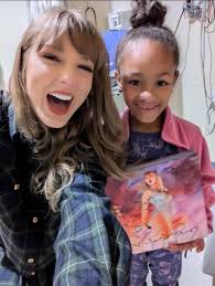 🎄🎄 A beautiful Christmas Moment 🎄🎄 Taylor Swift showed up to surprise a  96-year-old WWII veteran, Mr. Porter, as he was celebrating Christmas with  his family. The superstar walked through the door
