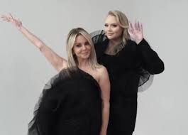 Nikkie de jager is wearing a purple dress, chantal janzen is fully dressed in gold, edsilia rombley is wearing a special blue dress and jan smit is again going for a suit from the oger brand. Nikkie De Jager Wikiwand