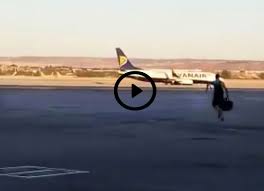 Risultati immagini per rincorrere l'aereo