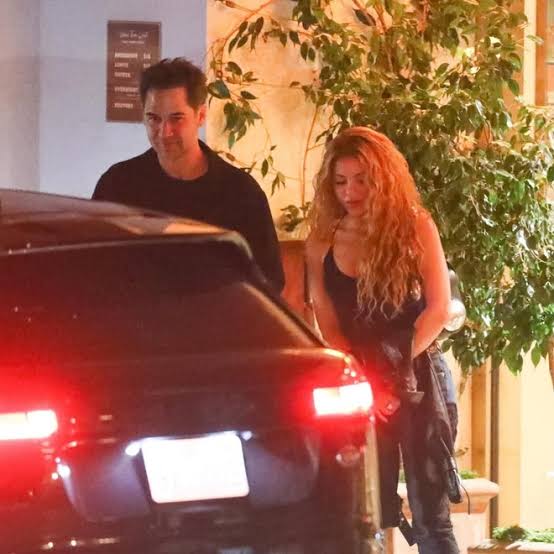 Shakira y Manuel García Rulfo captados juntos en Los Ángeles, do AI tạo