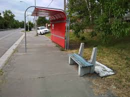 Prechádza ňou štátna cesta i/2. Hodoninska Lavicka Poskodena Lamac Bratislava Odkazprestarostu Sk