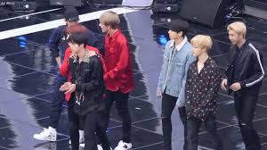 Exo's baekhyun and bts v i didn't really knew how to name this ship so, i just called it 'mom & son. Bts Taehyung And Exo Baekhyun Interaction Pyeongchang Rehearsal Youtube