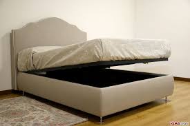 Progettato con un disegno arrotondato del giroletto e una grande imbottitura comoda, versatile e dal moderno design. Letto Classico Layka Vama Divani