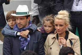 Sur instagram, elodie gossuin a partagé un joli cliché de son mariage, alors qu'elle célèbre en ce 1er juillet les quatorze ans de son union l'animatrice de rfm et 6ter fête effectivement son anniversaire de mariage avec bertrand lacherie, son. Elodie Gossuin Et Bertrand Lacherie Ces Couples De Stars Qui Ont Eu Des Jumeaux Elle