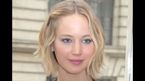 Jennifer lawrence stunned at the premiere of the newest installment of 'the hunger games' trilogy, 'catching fire.' the leading lady showed off her choppy pixie cut at the film's premiere in berlin, germany on nov. Jennifer Lawrence Wavy Bob Hair Report Youtube