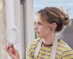 🗣️SUNDAY! 10 new bakers land in the Tent for Cake Week. Watch