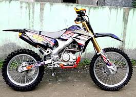 40 gambar modifikasi kawasaki klx 150 keren terbaru konsep dari modifikasi kawasaki klx 150 adalah modifikasi supermoto yang saat ini sudah banyak contoh terbaru dari hasil modifikasi yang telah mengusung konsep modernkawasaki ini sendiri adalah merk motor yang di produksi dari perusahaan. Harga Kawasaki Klx 150 2021 Review Spesifikasi Modifikasi