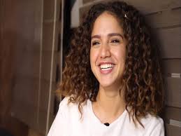 ردت الفنانة الشابة رنا رئيس على منتقدي ارتدائها لفستان باللون الأبيض في حفل زفاف شقيقتها، عبر نشرها مجموعة. Vuiisb9zhytfcm