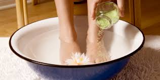 Retirez vos pieds de la bassine avant de poncer délicatement votre plante des pieds et vos talons pour éliminer tout reste de callosité. Que Faire Contre Les Jambes Lourdes Et Pieds Gonfles