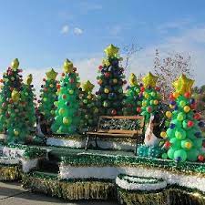 These red, white, and blue themed parade pictures include parade floats for an eye doctor {optometrist} which has glasses, a boat float, as well. Christmas Christmas Parade Floats Christmas Float Ideas Christmas Parade