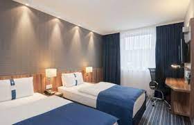 The contemporary holiday inn hamburg resembles a giant cruise ship on the banks of the river elbe , overlooking hamburg harbour and the city centre, both 3km away. Holiday Inn Express Hamburg City Centre Hotel De