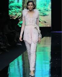 Contoh desain kebaya muslim modern untuk model gaun pengantin maupun bagi baju anak remaja dan muslimah, gambar aneka model terbaru pernikahan wanita koleksi desain terkini fashion belanja. 50 Inspirasi Model Kebaya