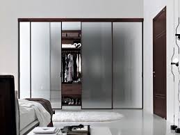 L Armoire Dressing Dans La Chambre A Coucher Moderne Modern Closet Doors Glass Closet Doors Glass Closet