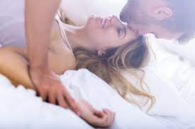 Entre la fatigue, les kilos, la douleur liée à des cicatrices d'épisiotomie ou de césarienne. Sexualite Et Grossesse Faire L Amour Declenche T Il L Accouchement