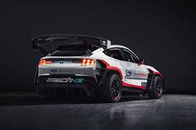 For 2022, we expect no major changes—updates will likely be aesthetic, such as new paint color, interior trims, or decal packages. 1419 Ps Ford Zeigt Brachialen Mustang Mach E Im Renntrimm Autobild De