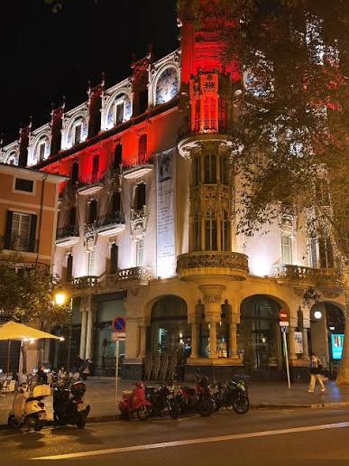 Palma - Plaza Weyler in Palma de Mallorca glowing in red tonight. Moments like this remind you why Palma is one of the most beautiful cities in the Mediterranean. ✨🌴 📸 @1111.baris | Facebook