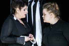 La casa de bernarda alba) ist ein stück des spanischen dramatikers federico garcía lorca.kommentatoren haben es oft mit blood wedding und yerma als ländliche trilogiegruppiert. Bernarda Albas Haus Schauspielhaus Graz