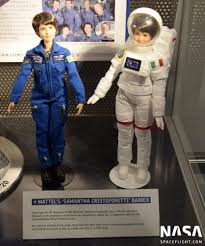 Samantha con la barbie a lei dedicata, come monito di speranza per tutte le bambine che possono tuta spaziale con casco, la barbie di samantha riproduce fedelmente il suo volto ed è disponibile. Estec Open House October 06 2019