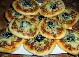 ميني بيتزا بالطون سهلة ورائعة المذاق بالصور مجلة لالة مولاتي نت Majalat Lalamoulati Net Food Yummy Food Delicious