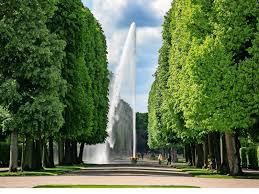 ˈhɛʁn̩hɔʏzɐ ˈɡɛʁtn̩) of herrenhausen palace, located in herrenhausen, an urban district of lower saxony's capital of hanover are made up of the great garden (großer garten), the berggarten, the georgengarten and the welfengarten. Hannover Ausstellung Im Schloss Herrenhausen Zu 300 Jahre Fontane Im Garten